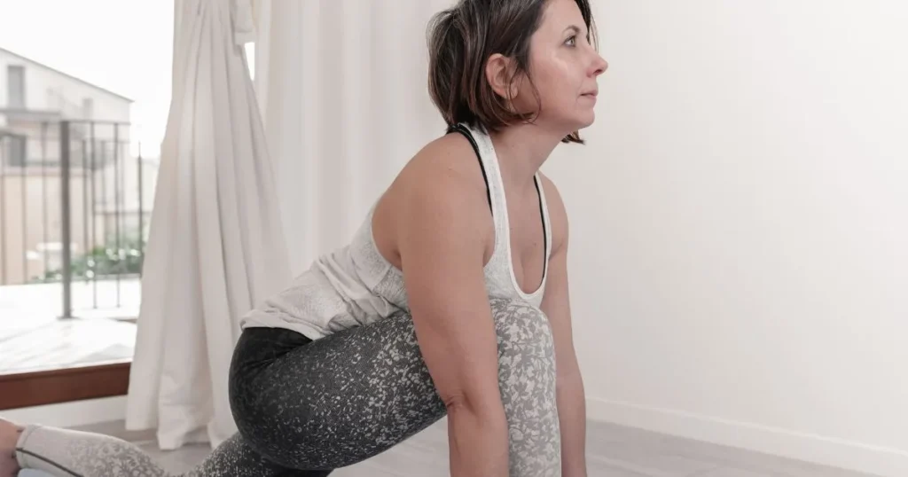 9.अश्व संचलनासन (Ashwa Sanchalanasana)