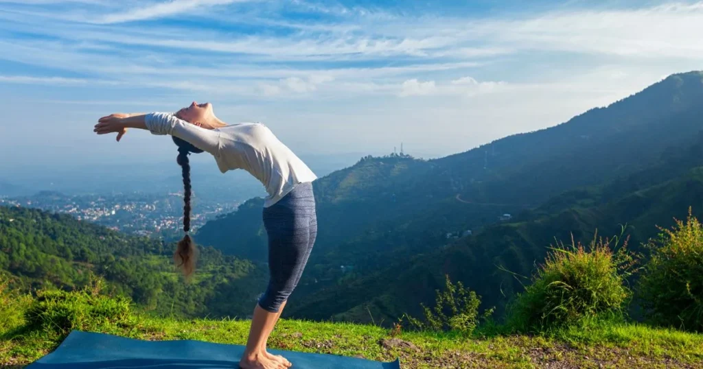 2. हस्तउत्तनासन (Hasta Uttanasana)